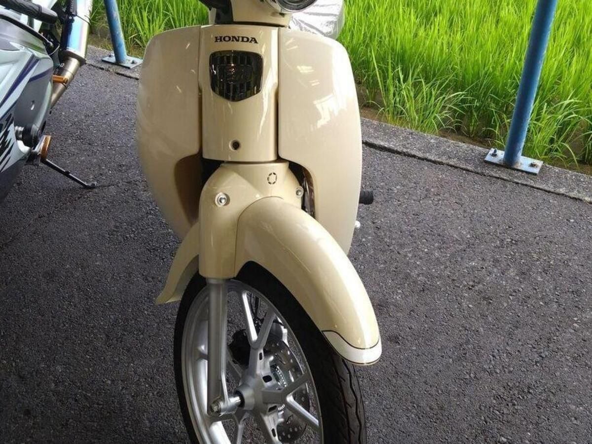 スーパーカブ110、油圧ブレーキとキャストホイールで驚くほどバイク寄りな走りに
