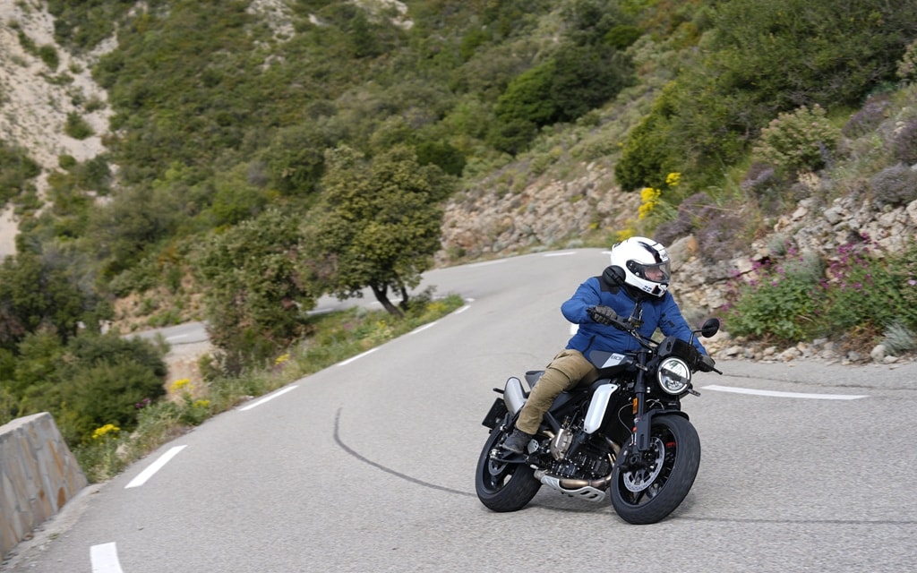 Husqvarna Svartpilen 801——単気筒701からKTM由来799cc2気筒・105馬力へ