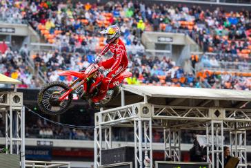 Hunter Lawrence Survives a Tricky Cleveland to Hold Onto His Supercross Points Lead