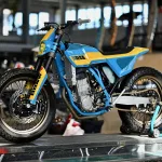 KTM「EXC 500」がストリート仕様のフラットトラッカーに変身——オーストリアのビルダーが製作