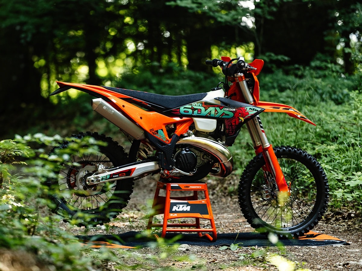 KTM、2027年型「EXC 6DAYS」5モデル発表。ポルトガル大会100回記念の特別仕様