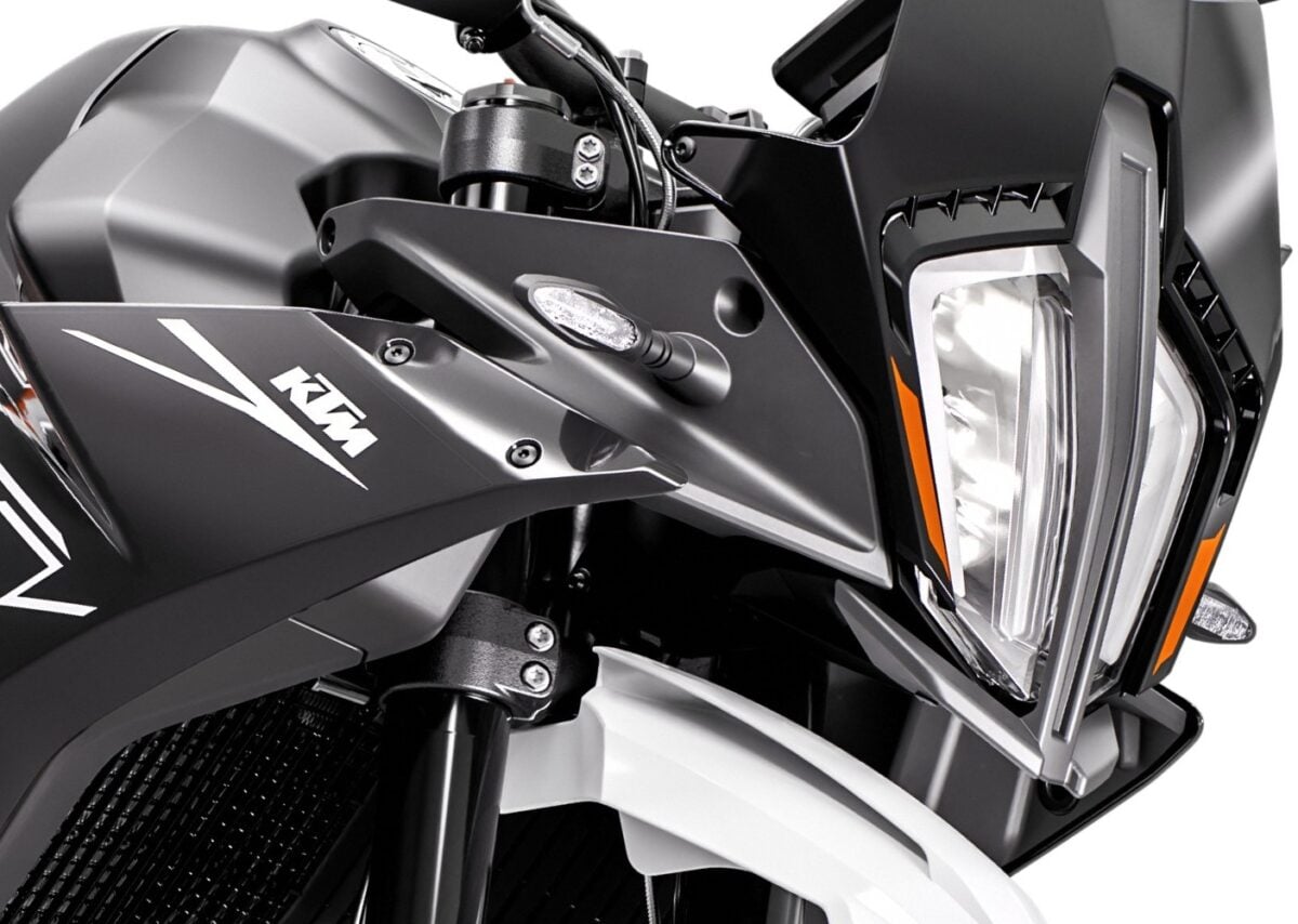 KTM 890 SMT、35万円購入支援と最長60回0%ローンを8月開始
