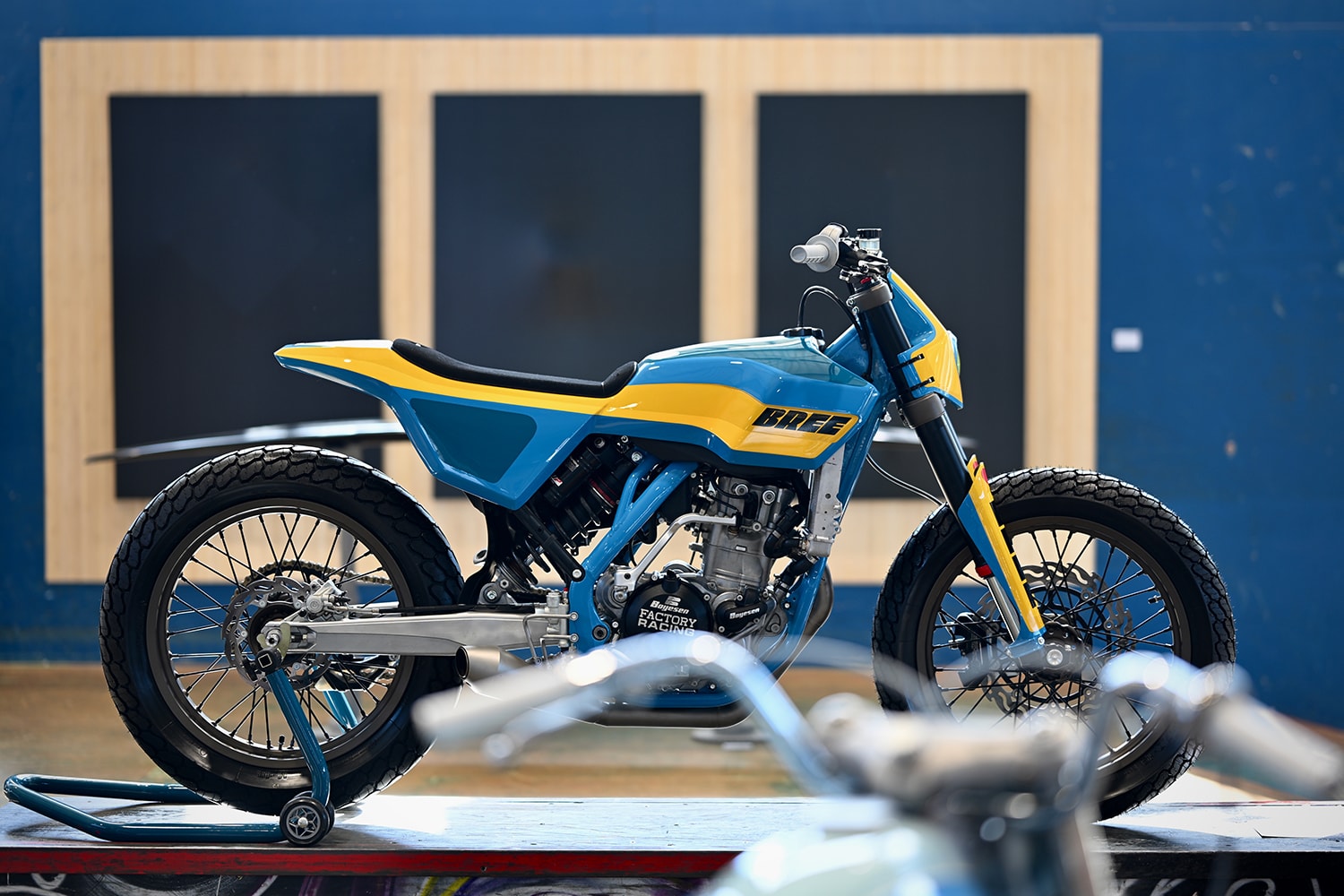 オーストリアの工房、KTM EXC 500を手作りFRPボディのトラッカーに