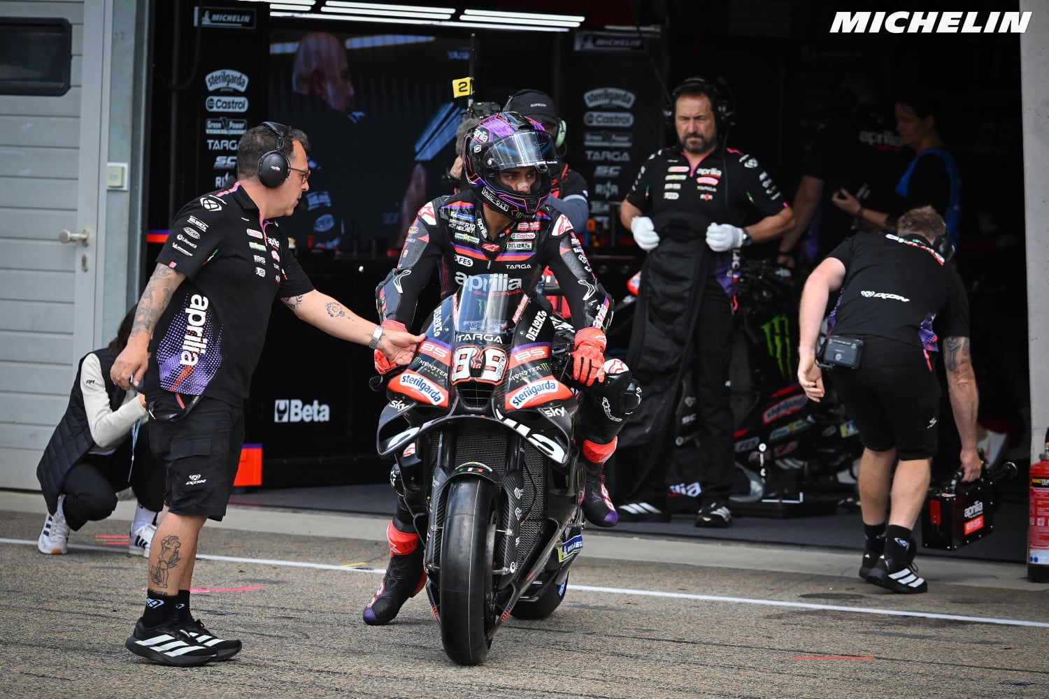 MotoGP王座争い、現代最少の24点差でトップ5が大接戦に