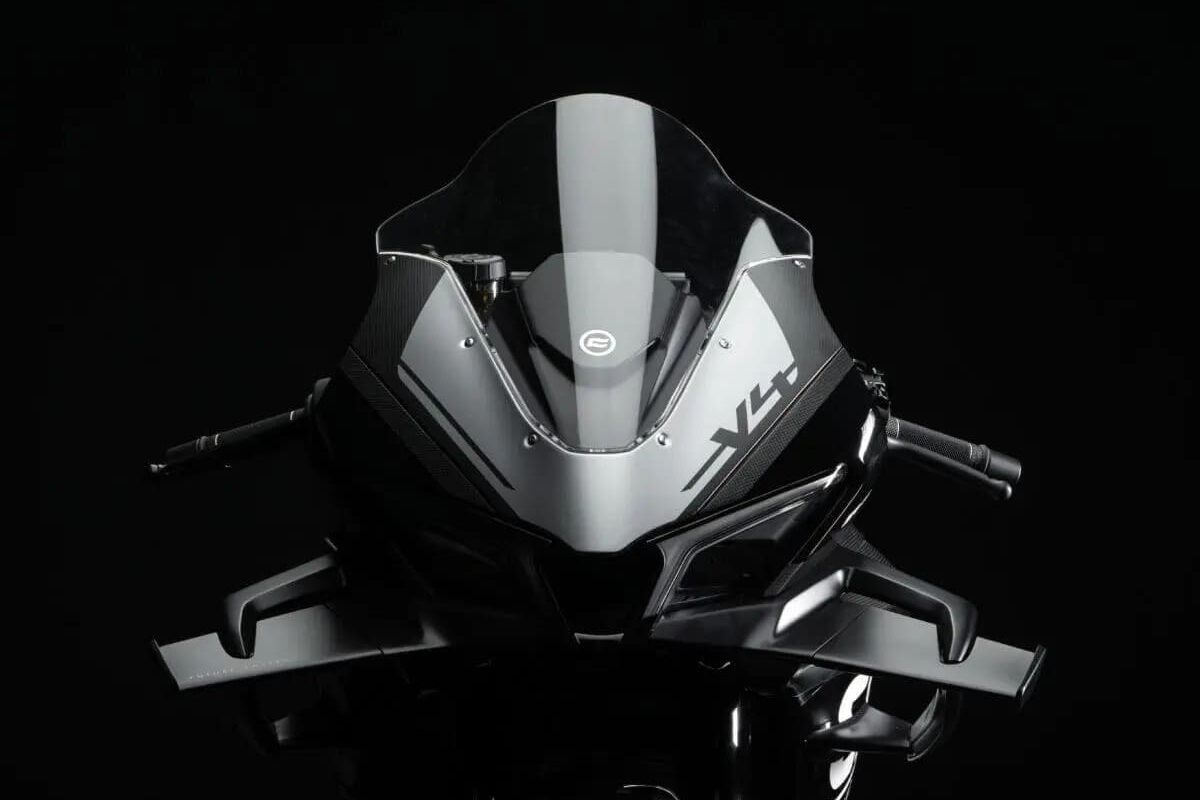 CFMoto「V4 SR-RR」が火種に 中国勢QJMotorがアクティブ空力ウイングを開発加速