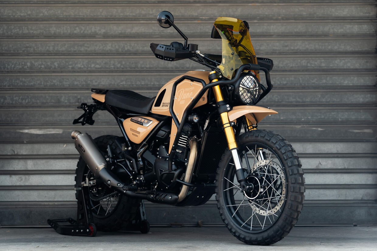 砂漠を纏うカスタム、South GarageがTriumph Scrambler 400を「Dune 400」に