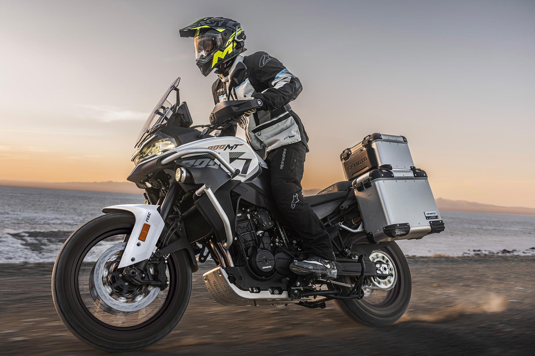 CFMoto 800MT-ES、電子制御サスとレーダー装備で英8,698ポンドから