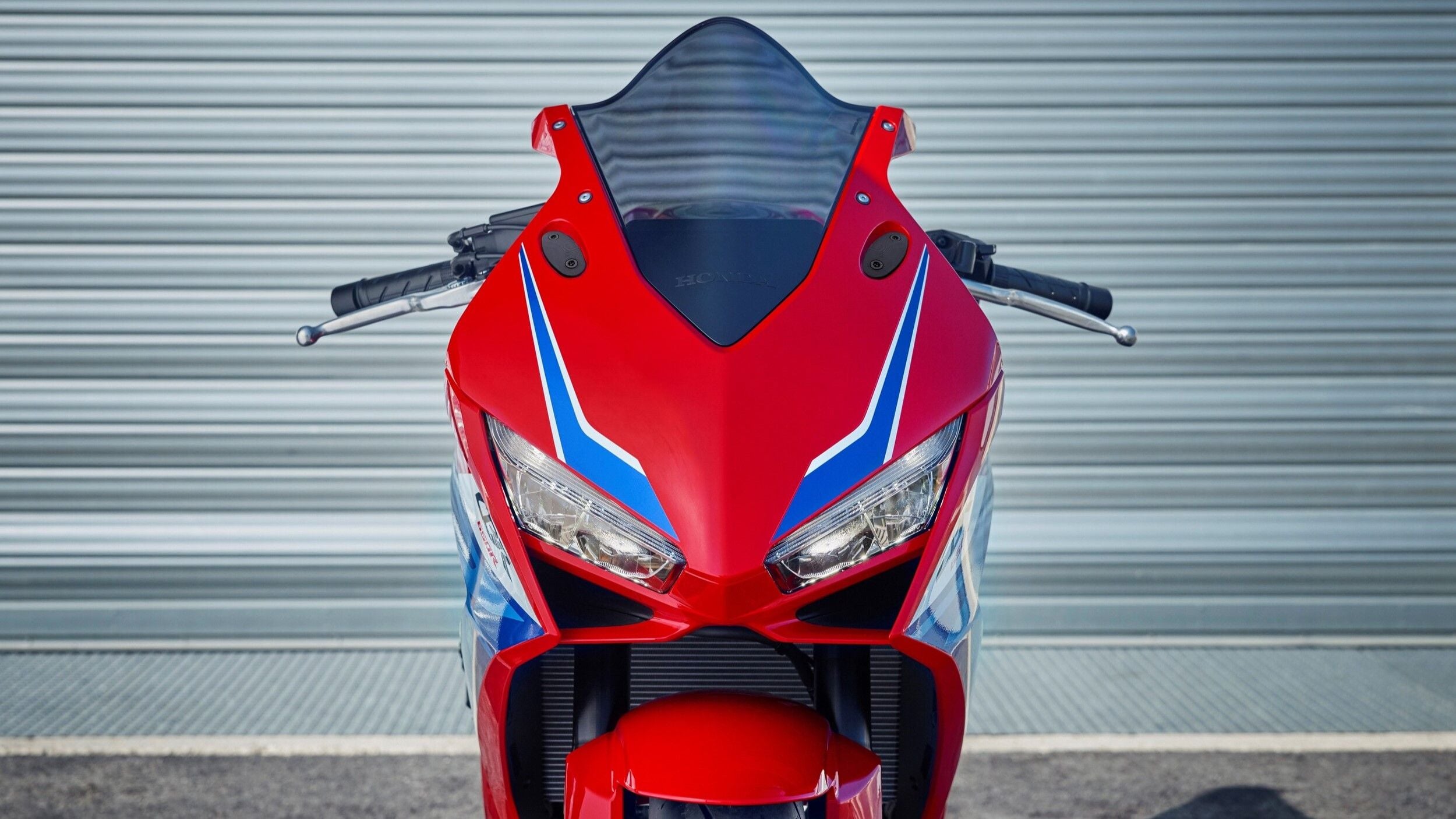 ホンダCBR650R Eクラッチが9199ドルに値下げ、最安インライン4に