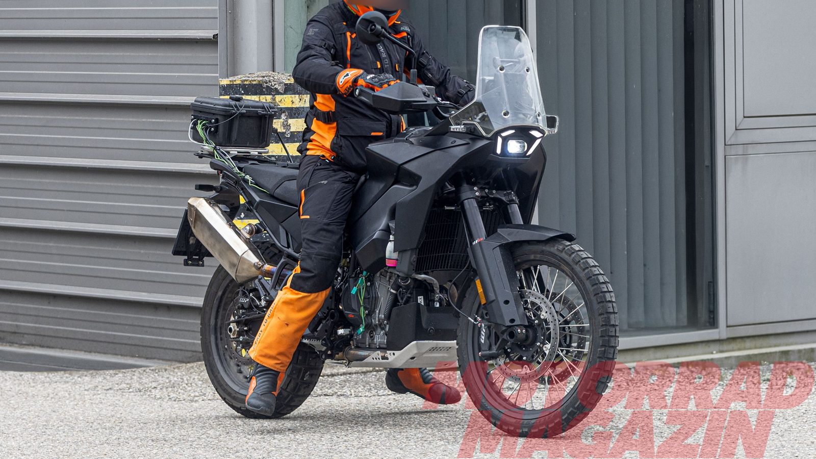 新型KTM 790 Adventureのプロトタイプ、テスト走行中にスクープ撮影される