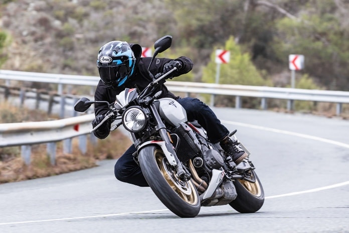 2026 Triumph「Trident 800」レビュー、三気筒ミドルネイキッドの新たな主役