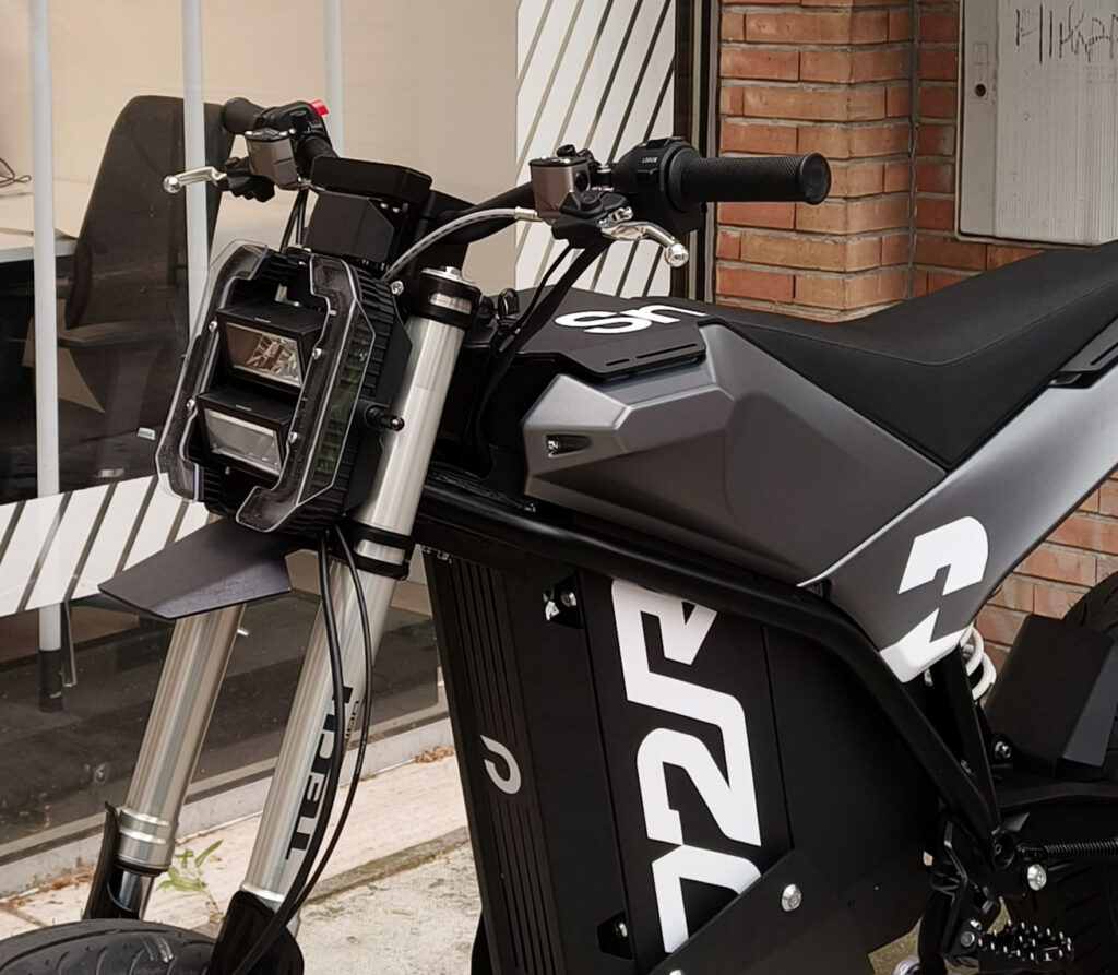 France's J2R Unveils New Electric Prototype Developed with Design Studio Antracite