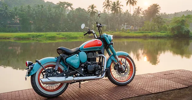 New Royal Enfield Goan Classic 350 Adds New Clutch and USB-C Fast Charging to Its Bobber Style