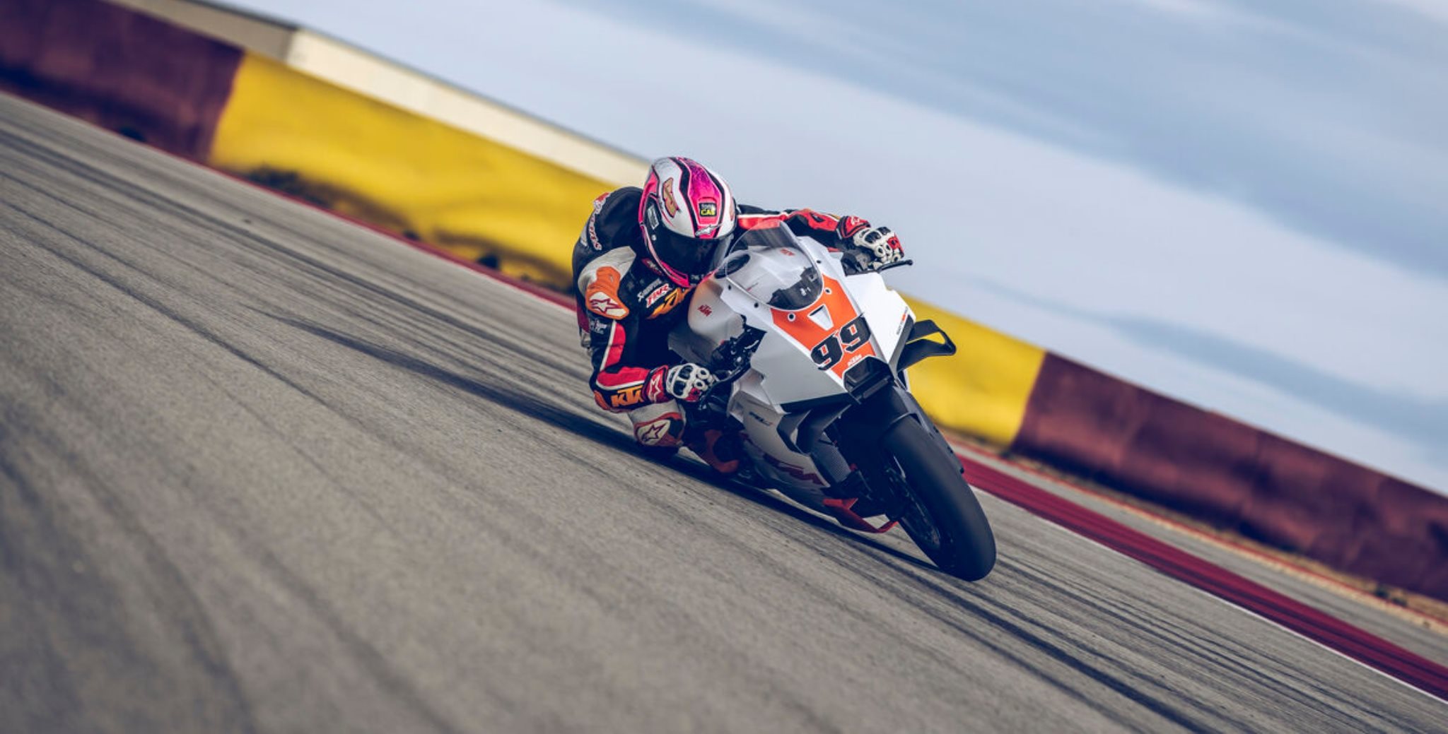 KTM 990 RC R 2026、947cc 128馬力のスーパースポーツ—トラック版は135馬力