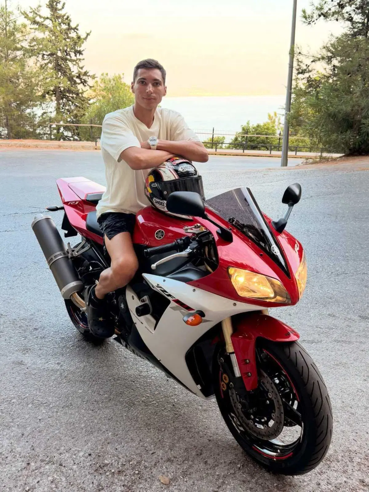 Toprak Razgatlioglu、亡き父の2002年型Yamaha R1に再び火を入れる——夏の追悼