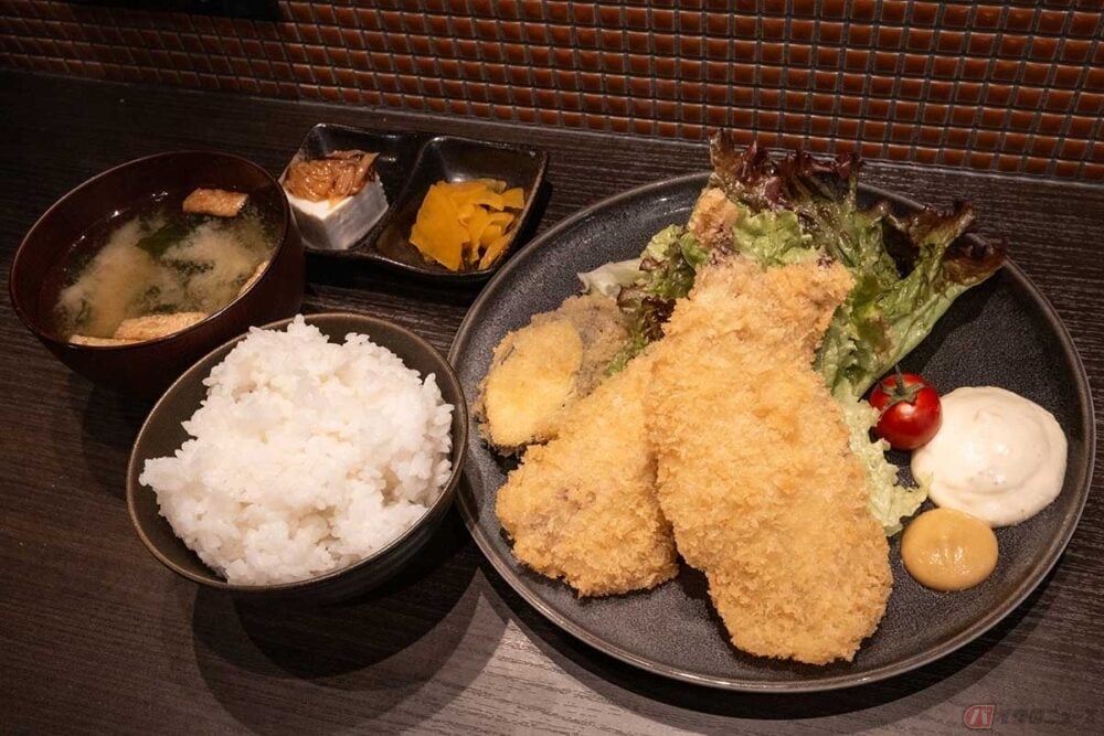 横浜・関内にツーリングで寄りたい大衆割烹『揚げ処 ゆうや』名物は毎朝市場で選ぶ厳選アジフライ定食