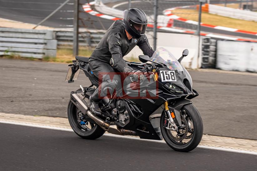 次期BMW S1000RR、ニュルで大幅刷新の試作車をスクープ撮影