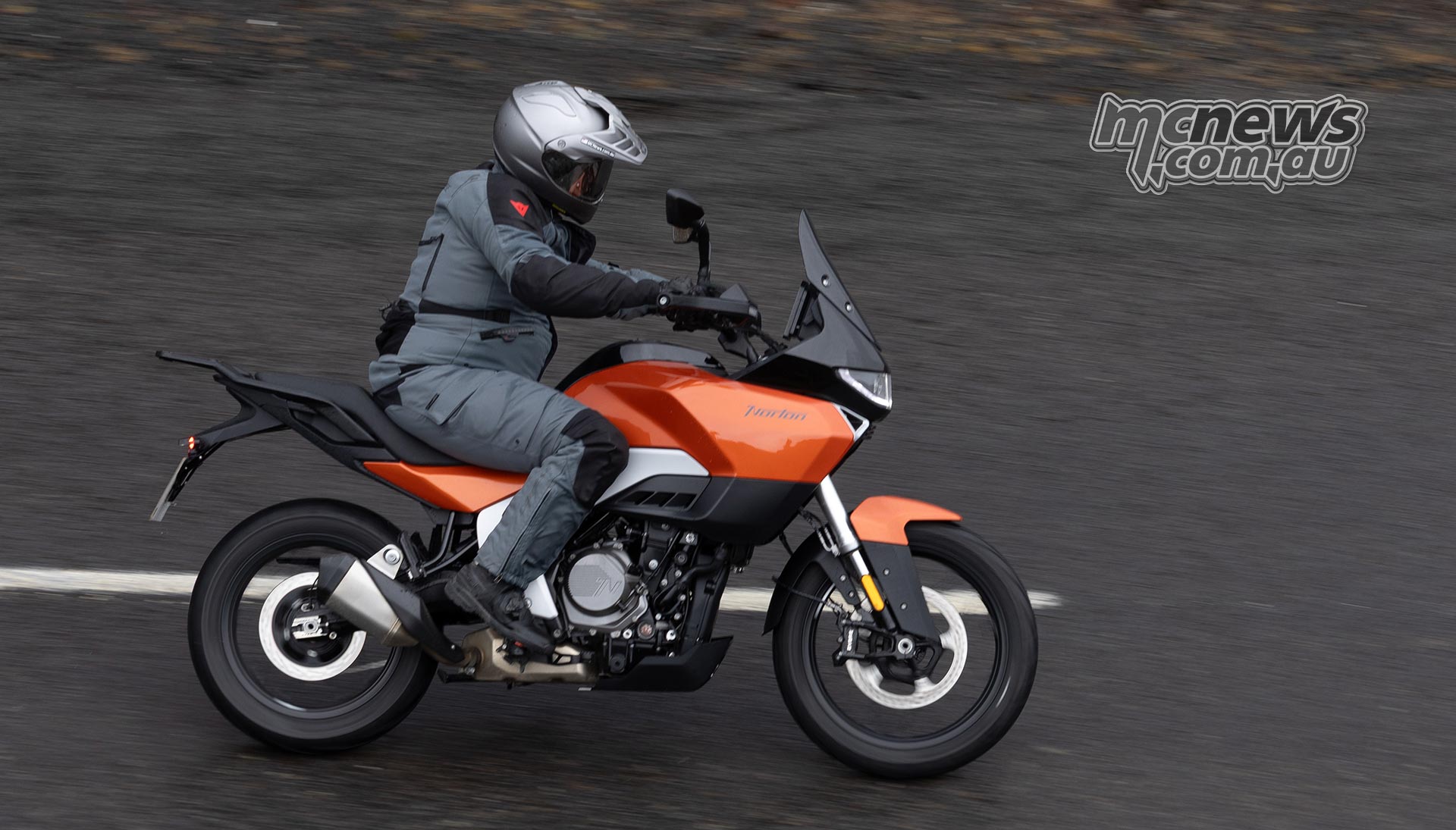 英国ノートン復活の新型『アトラス』アイスランドで試乗 585ccアドベンチャーツイン