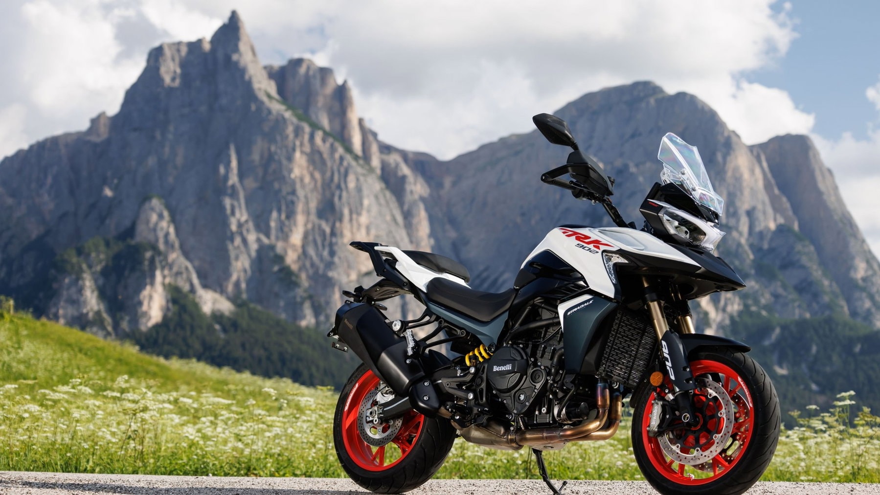 ベネリ「TRK 902」初試乗——9,000ユーロ以下でマキシADVに参入、長所と課題が明らかに