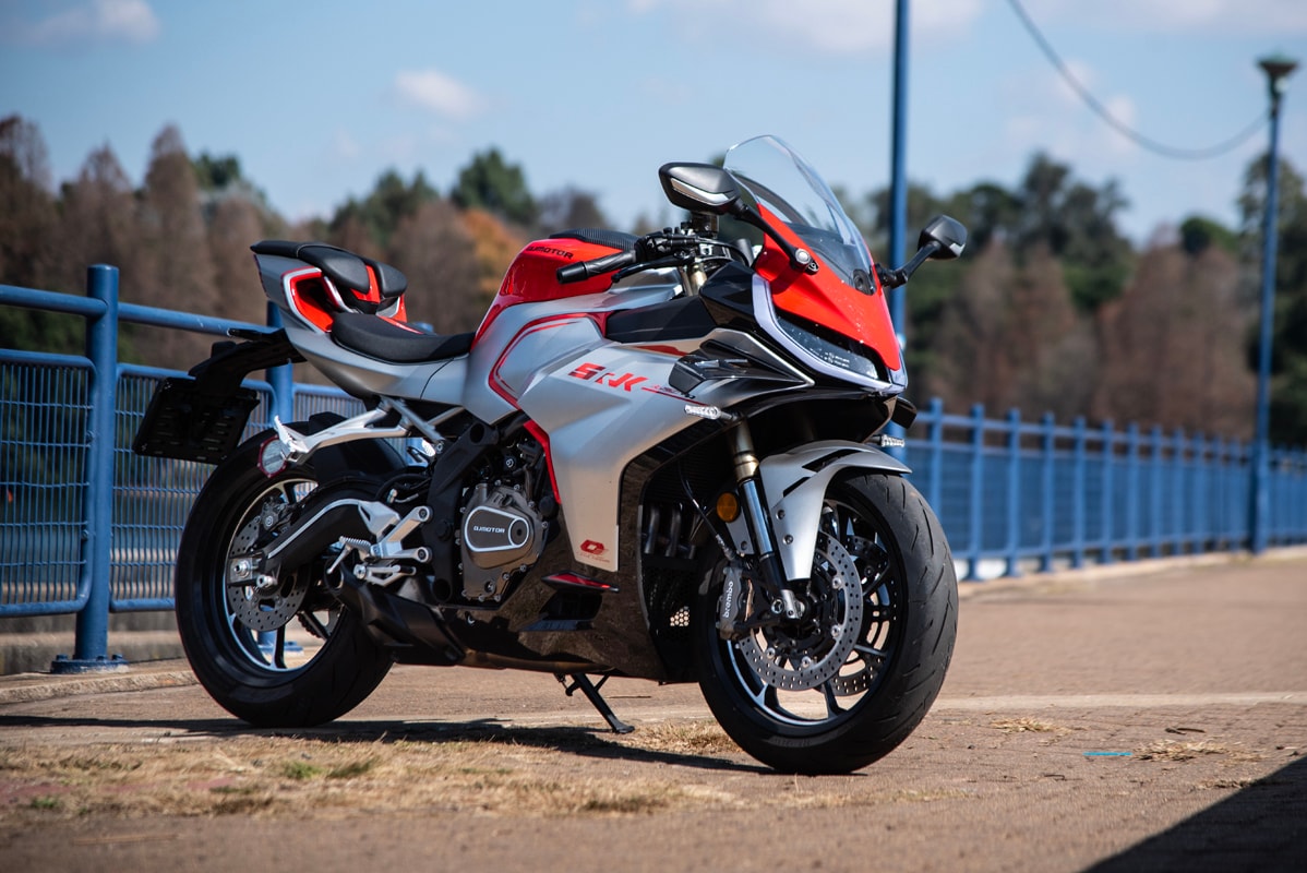 QJMOTOR SRK 450 RR、直4で76馬力 甦る小排気量スーパースポーツ