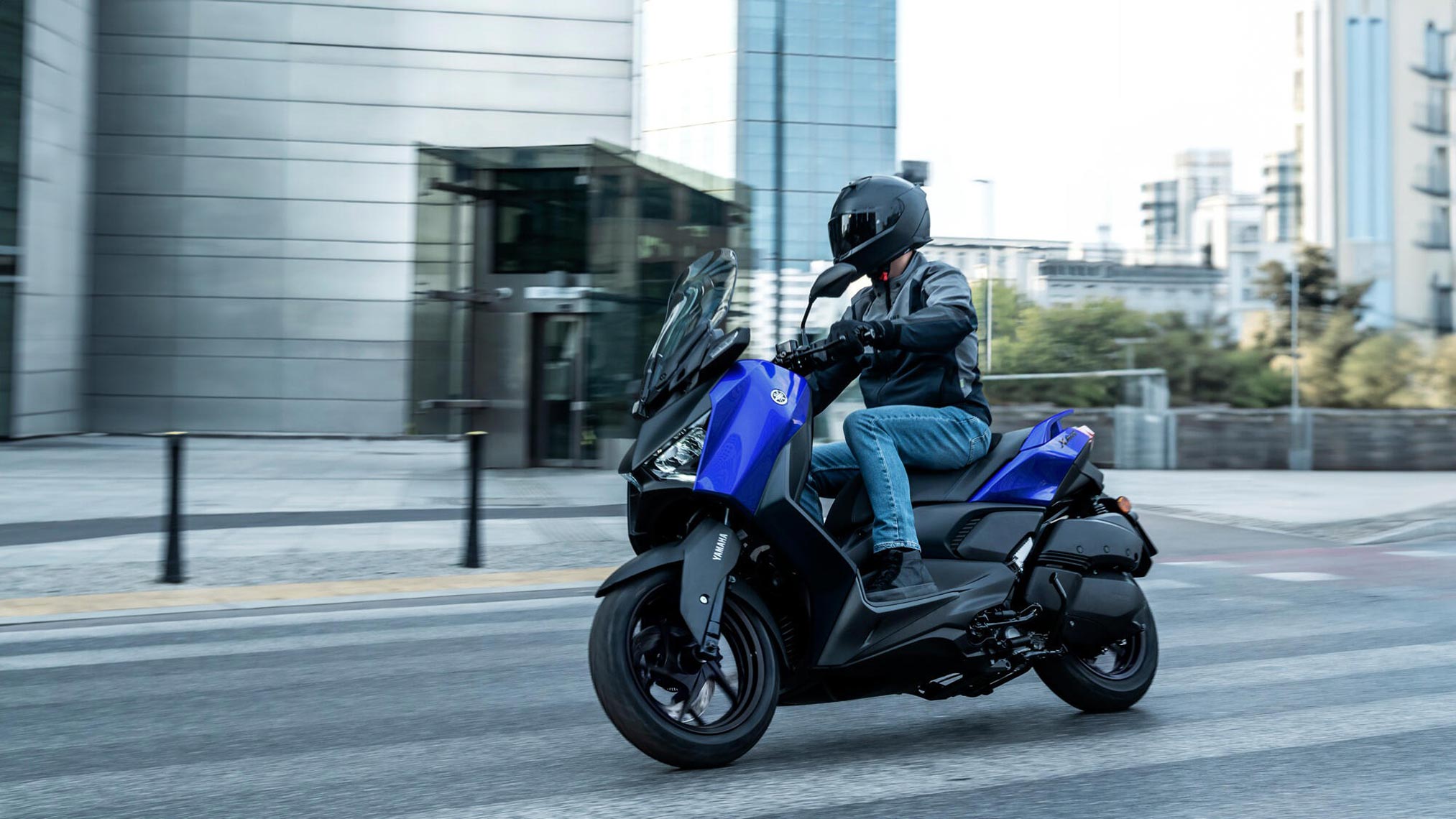 Yamaha XMAX/TMAX 2026: Electric Windscreen and Dual TFT Elevate the Daily Commute