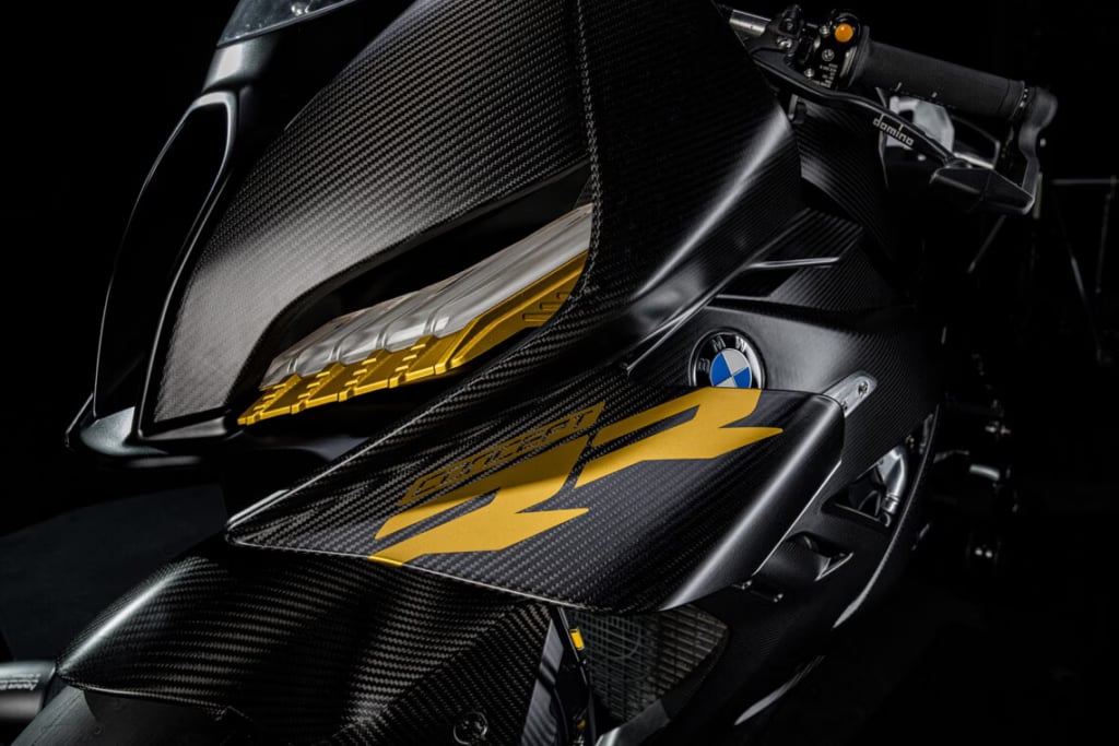 BMW新型S1000RR、ニュルでMotoGP由来の空力とブレンボ新型を確認