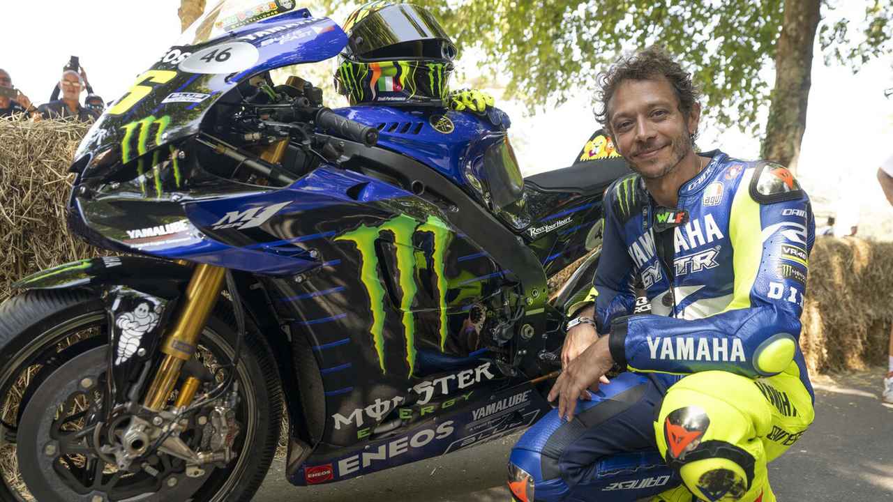 ロッシが帰ってきた!2020年型YZR-M1でグッドウッドを疾走、引退後初のMotoGPマシン