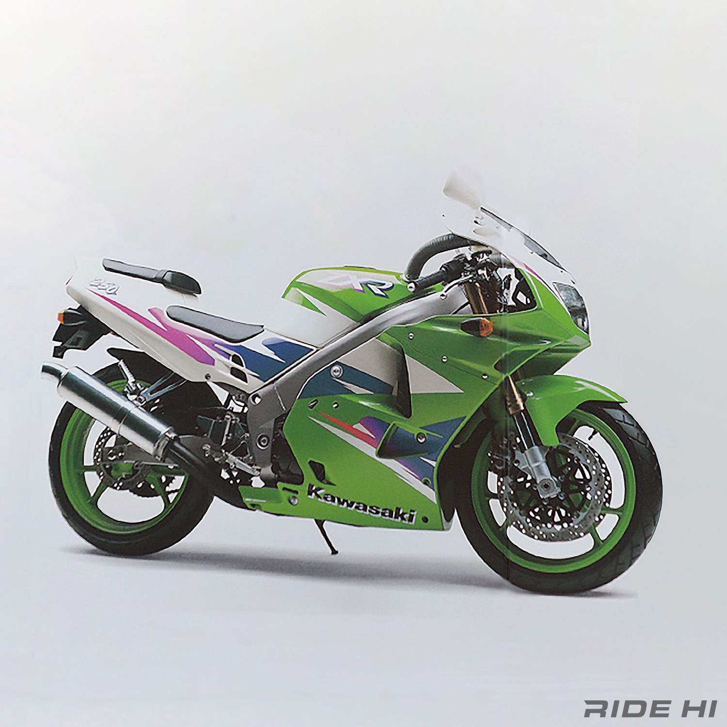 カワサキ初の4気筒250レプリカZXR250、わずか2年でボア×ストロークとフレーム刷新